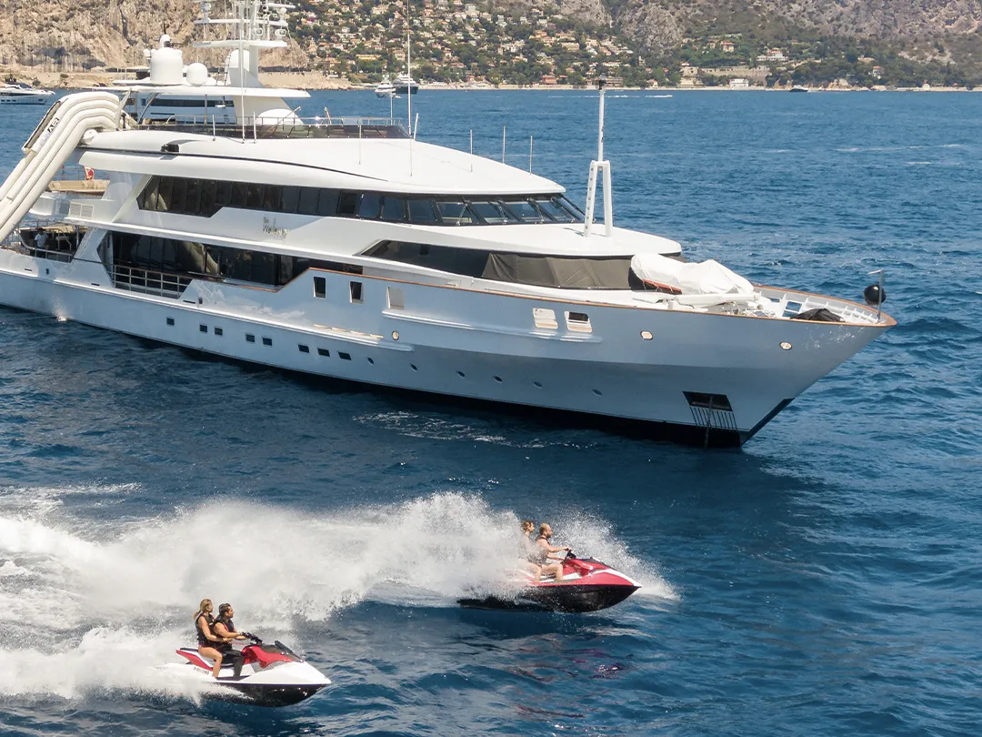 Belassi_burrasca_yacht_lifestyle_driving_ocean