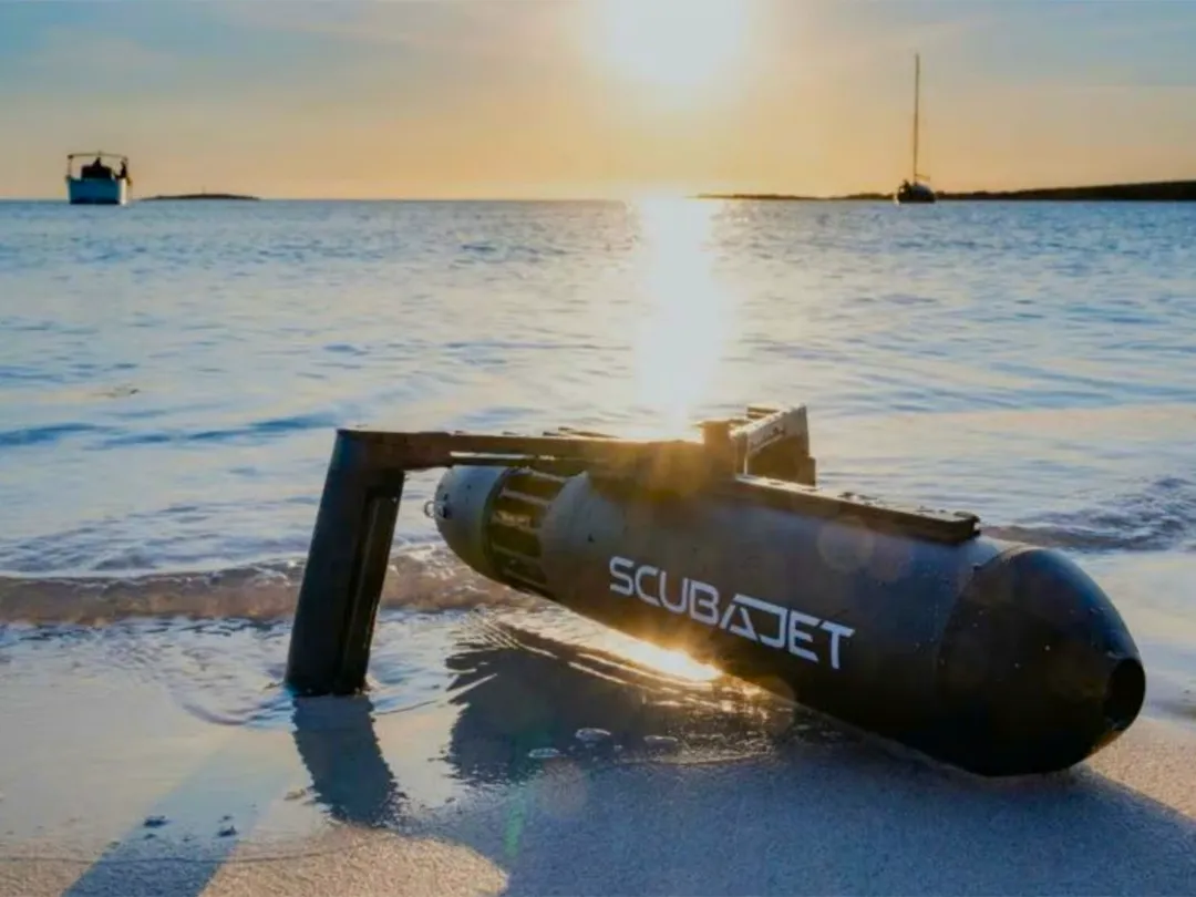Portable SCUBAJET on the beach near charter yachts